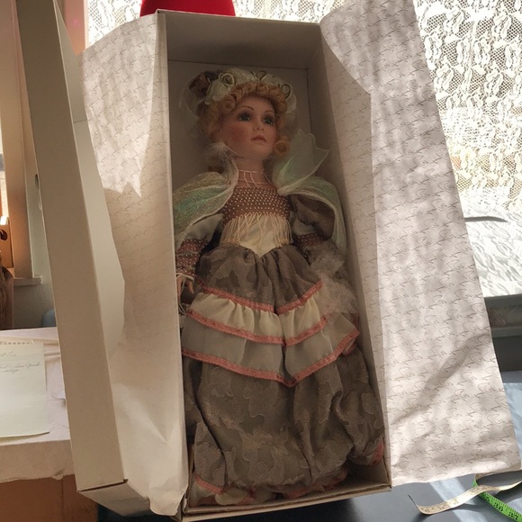 Porcelain Doll William Tung Collection 25" Catherine  Collectible TUSS - Picture 5 of 5